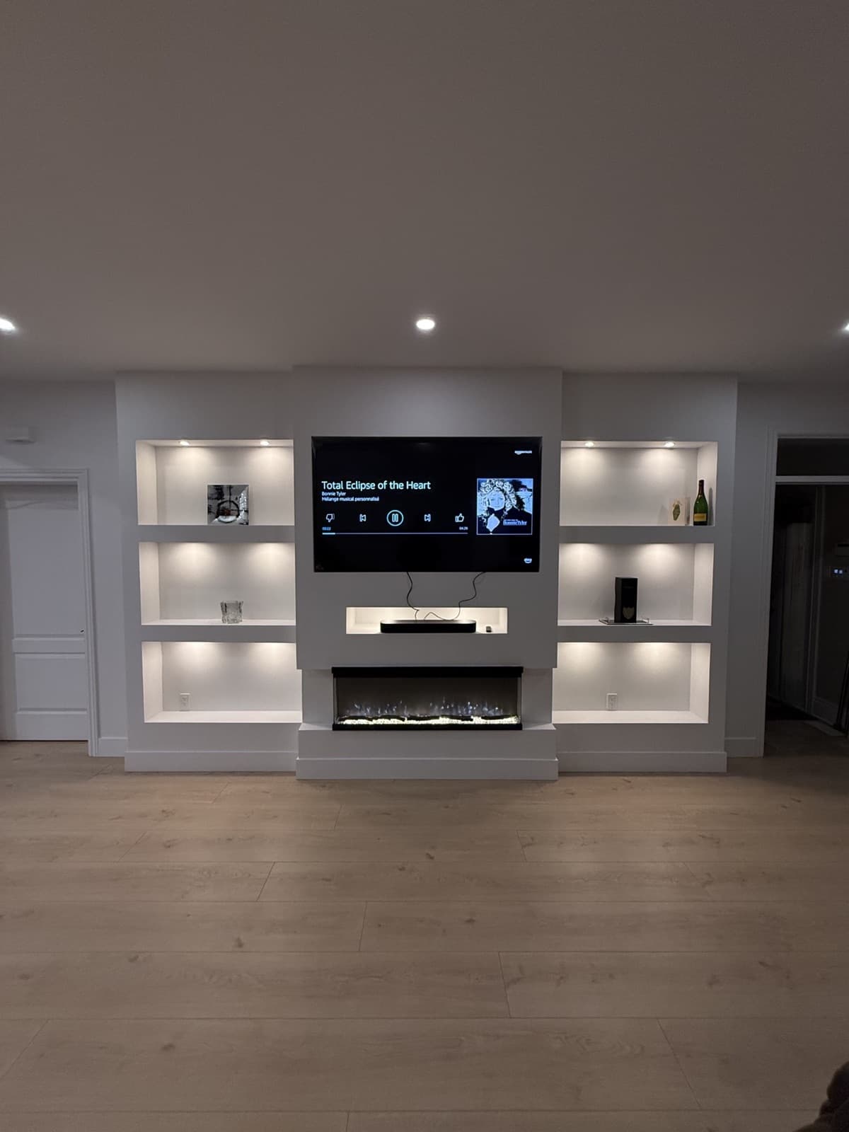 Salon avec mur média